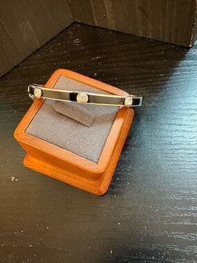 Henri Bendel bracelet size 7 silver tone black hinged safety chain medallion